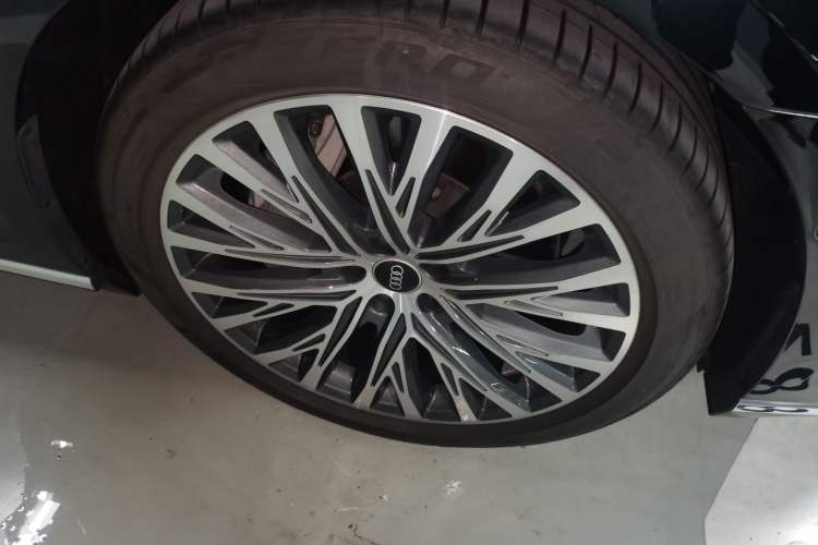 Used Audi A8 2022 A8L 55 TFSI quattro Luxury Edition Collector's Model Right Front Wheel Hub
