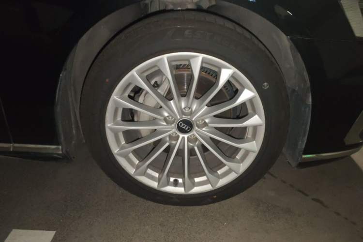 Used Audi A8 2022 A8L 50 TFSI quattro Comfort Edition Collector's Model Right Front Wheel Hub