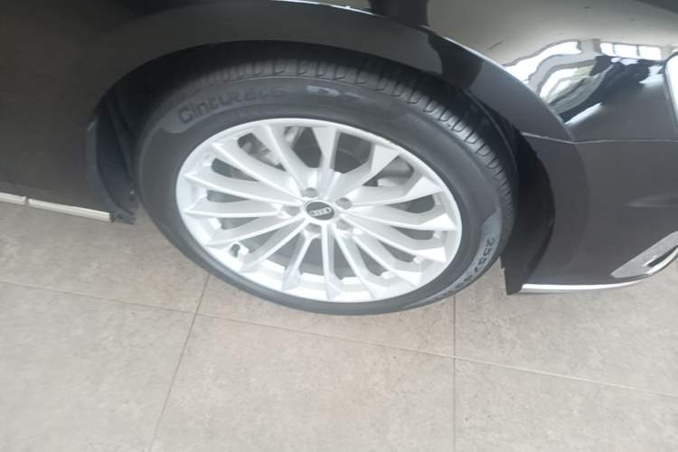 Used Audi A8 2022 A8L 50 TFSI quattro Comfort Edition Collector's Model Right Front Wheel Hub