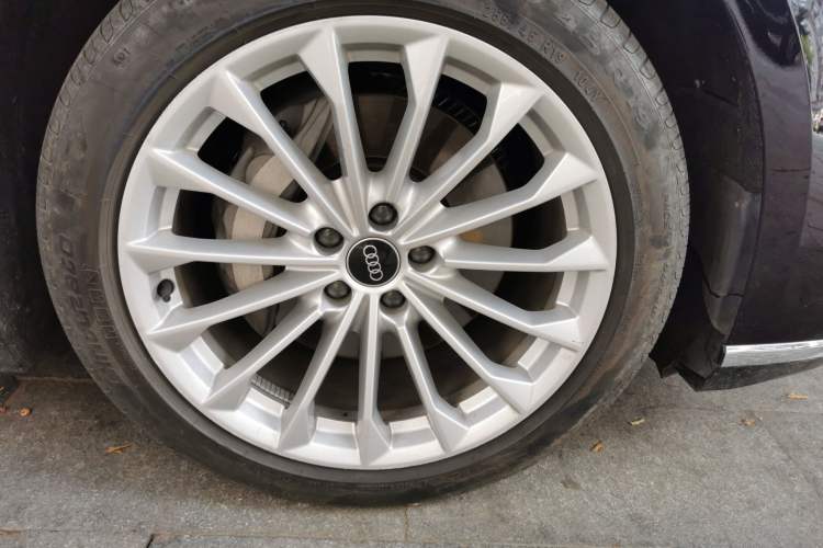 Used Audi A8 2022 A8L 50 TFSI quattro Comfort Edition Collector's Model Right Front Wheel Hub
