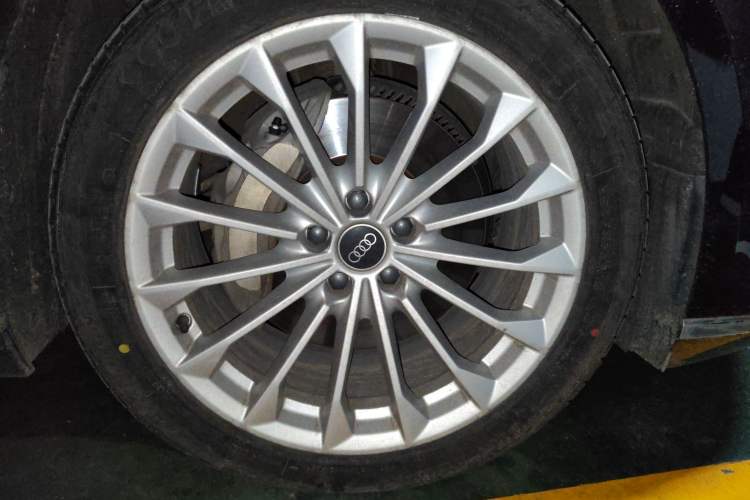 Used Audi A8 2022 A8L 50 TFSI quattro Comfort Edition Collector's Model Right Front Wheel Hub