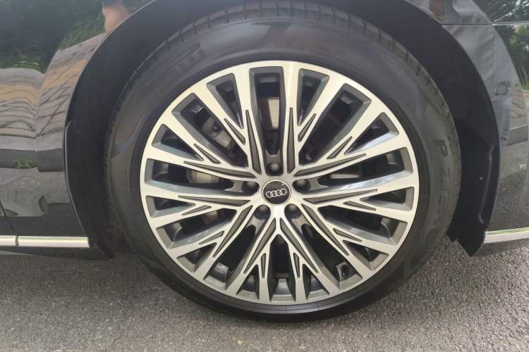 Used Audi A8 2022 A8L 55 TFSI quattro Luxury Edition Collector's Model Right Front Wheel Hub