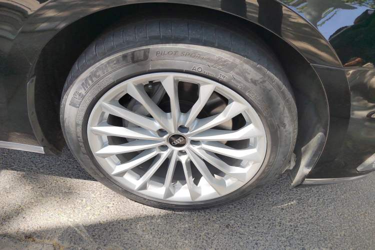 Used Audi A8 2022 A8L 50 TFSI quattro Comfort Edition Collector's Model Right Front Wheel Hub