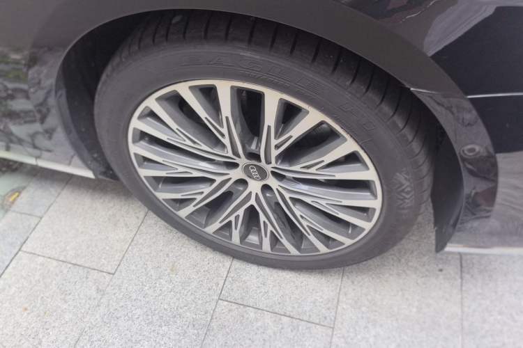 Used Audi A8 2022 A8L 55 TFSI quattro Luxury Edition Collector's Model Right Front Wheel Hub