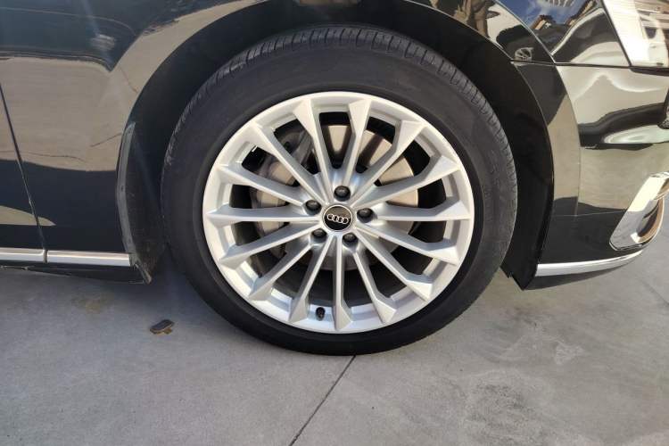Used Audi A8 2022 A8L 50 TFSI quattro Comfort Edition Collector's Model Right Front Wheel Hub