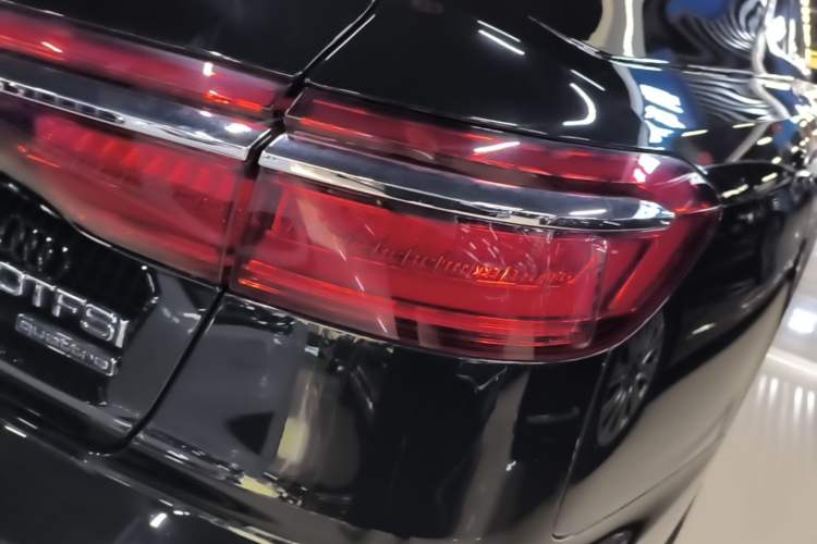 Used Audi A8 2022 A8L 50 TFSI quattro Comfort Edition Collector's Model Right Rear Taillight