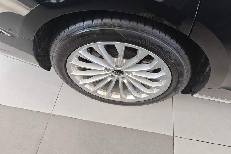Used Audi A8 2022 A8L 50 TFSI quattro Comfort Edition Collector's Model Right Rear Wheel Hub