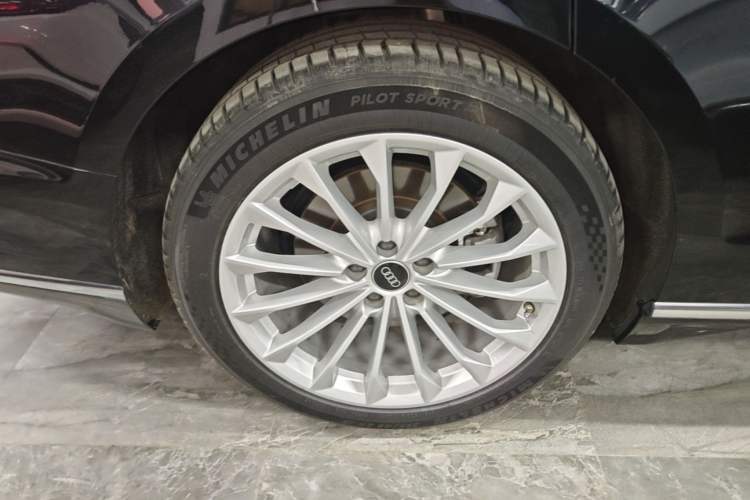 Used Audi A8 2022 A8L 50 TFSI quattro Comfort Edition Collector's Model Right Rear Wheel Hub