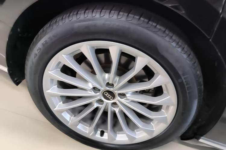 Used Audi A8 2022 A8L 50 TFSI quattro Comfort Edition Collector's Model Right Rear Wheel Hub