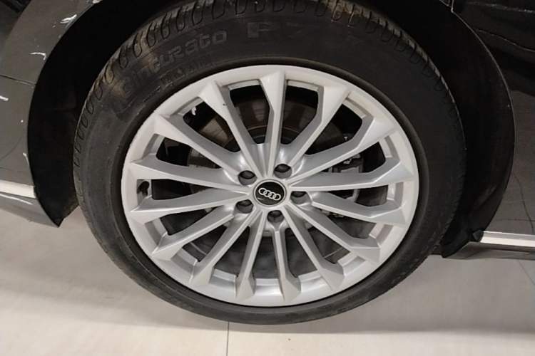 Used Audi A8 2022 A8L 50 TFSI quattro Comfort Edition Collector's Model Right Rear Wheel Hub