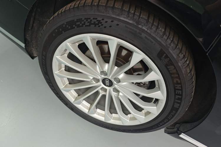Used Audi A8 2022 A8L 50 TFSI quattro Comfort Edition Collector's Model Right Rear Wheel Hub