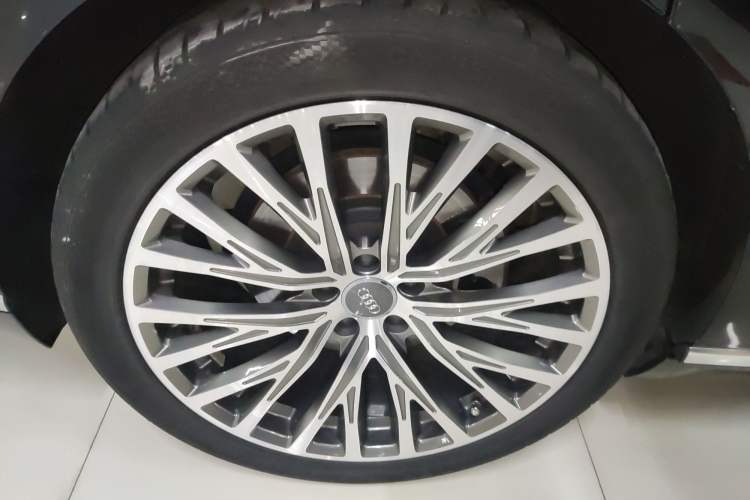 Used Audi A8 2022 A8L 50 TFSI quattro Comfort Edition Collector's Model Right Rear Wheel Hub