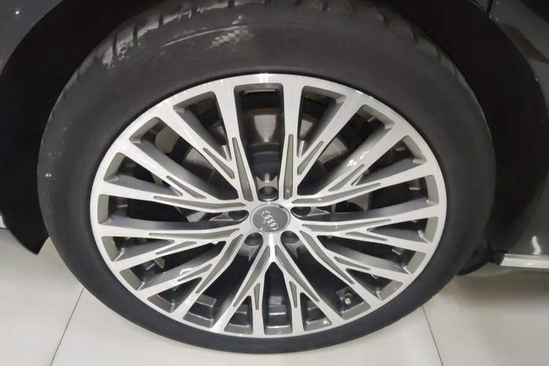 Used Audi A8 2022 A8L 50 TFSI quattro Comfort Edition Collector's Model Right Rear Wheel Hub