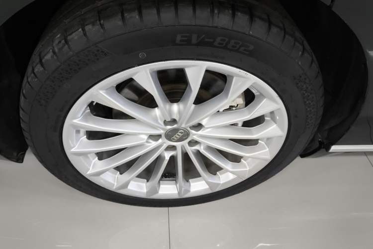 Used Audi A8 2022 A8L 50 TFSI quattro Comfort Edition Collector's Model Right Rear Wheel Hub