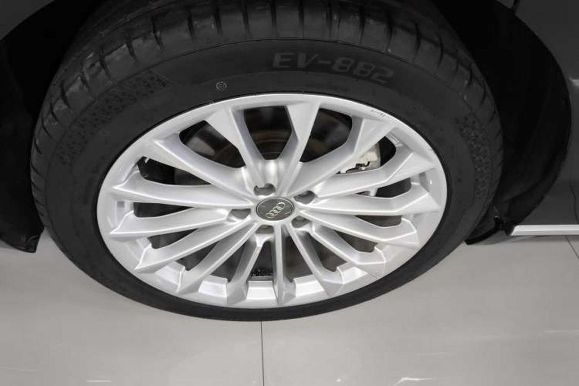 Used Audi A8 2022 A8L 50 TFSI quattro Comfort Edition Collector's Model Right Rear Wheel Hub