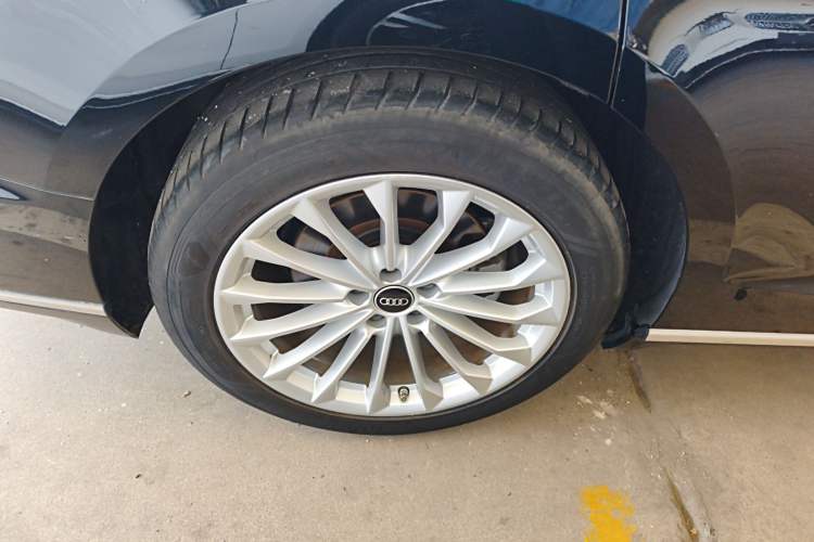 Used Audi A8 2022 A8L 50 TFSI quattro Comfort Edition Collector's Model Right Rear Wheel Hub