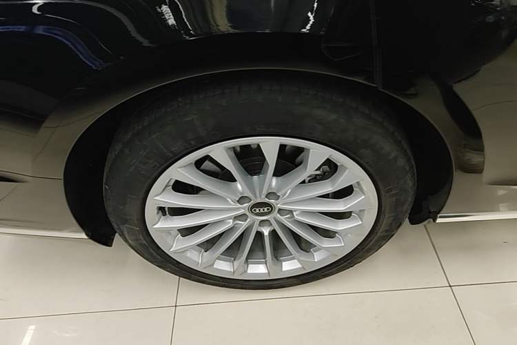 Used Audi A8 2022 A8L 50 TFSI quattro Comfort Edition Collector's Model Right Rear Wheel Hub