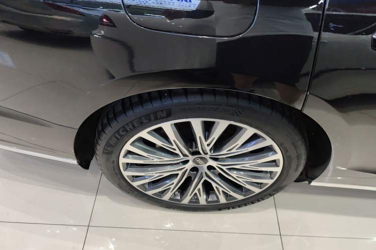 Used Audi A8 2022 A8L 50 TFSI quattro Comfort Edition Collector's Model Right Rear Wheel Hub