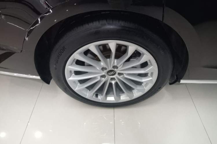 Used Audi A8 2022 A8L 50 TFSI quattro Comfort Edition Collector's Model Right Rear Wheel Hub