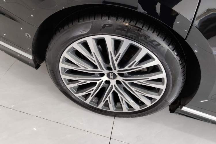 Used Audi A8 2022 A8L 50 TFSI quattro Comfort Edition Collector's Model Right Rear Wheel Hub