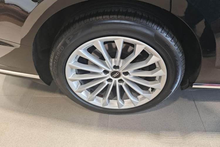 Used Audi A8 2022 A8L 50 TFSI quattro Comfort Edition Collector's Model Right Rear Wheel Hub