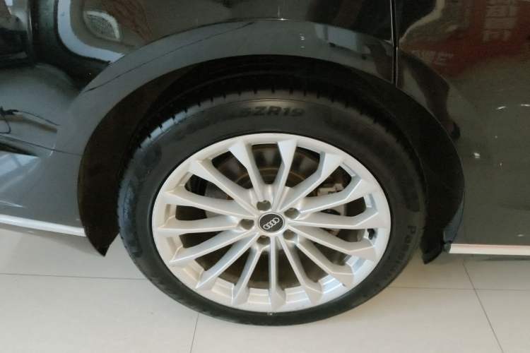 Used Audi A8 2022 A8L 50 TFSI quattro Comfort Edition Collector's Model Right Rear Wheel Hub