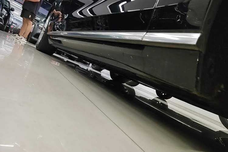 Used Audi A8 2022 A8L 50 TFSI quattro Comfort Edition Collector's Model Right Side Sill