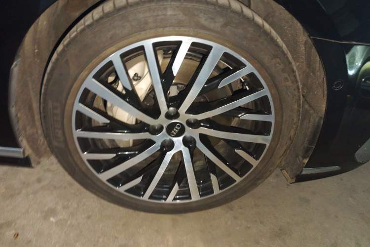 Used Audi A8 2023 A8L 55 TFSI quattro Flagship Model Right Front Wheel Hub