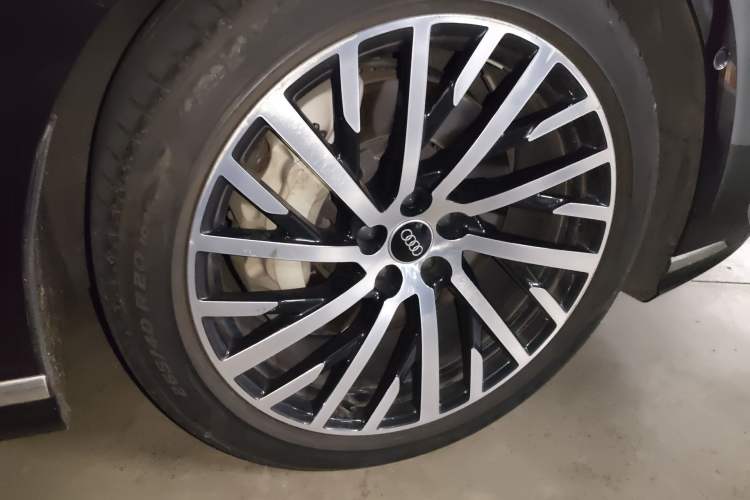 Used Audi A8 2023 A8L 55 TFSI quattro Flagship Model Right Front Wheel Hub