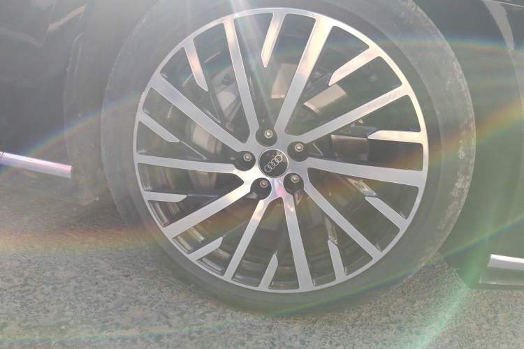 Used Audi A8 2023 A8L 55 TFSI quattro Flagship Model Right Front Wheel Hub