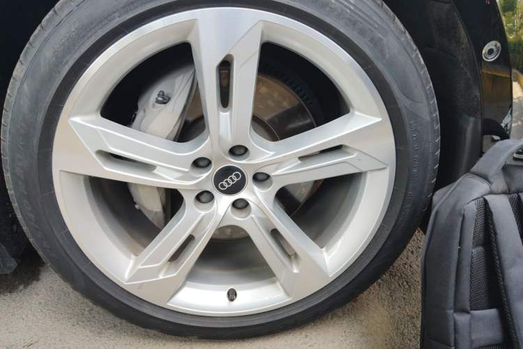 Used Audi A8 2023 A8L 50 TFSI quattro Prestige Edition Right Front Wheel Hub
