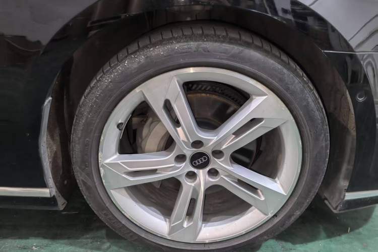 Used Audi A8 2023 A8L 50 TFSI quattro Prestige Edition Right Front Wheel Hub