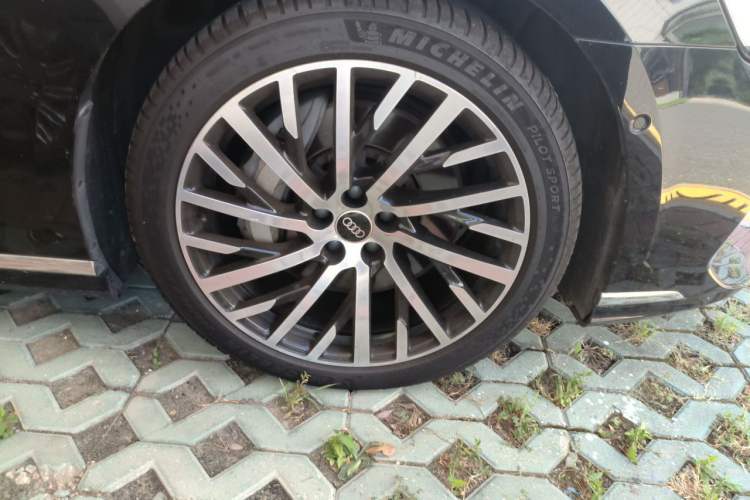 Used Audi A8 2023 A8L 55 TFSI quattro Flagship Model Right Front Wheel Hub