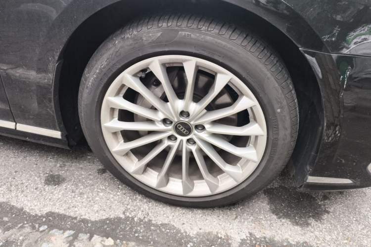 Used Audi A8 2023 A8L 45 TFSI quattro Luxury Model Right Front Wheel Hub