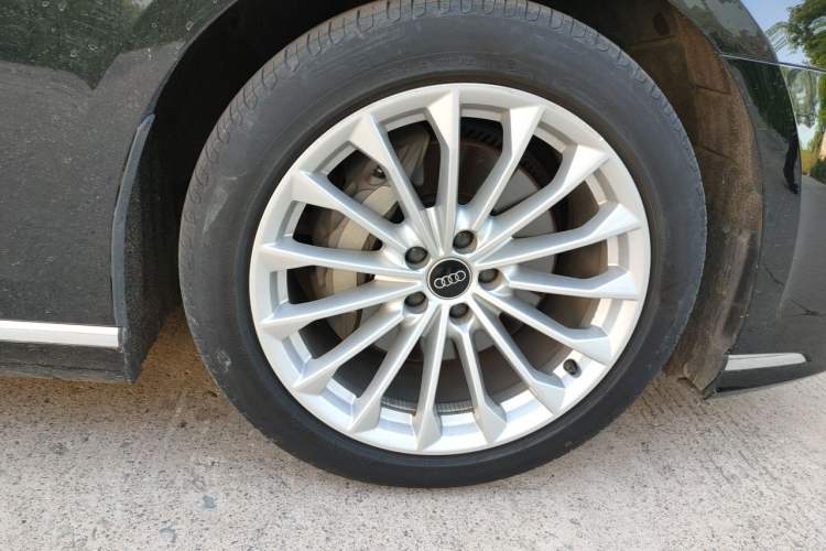 Used Audi A8 2023 A8L 45 TFSI quattro Luxury Model Right Front Wheel Hub