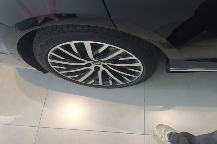 Used Audi A8 2023 A8L 55 TFSI quattro Flagship Model Right Rear Wheel Hub