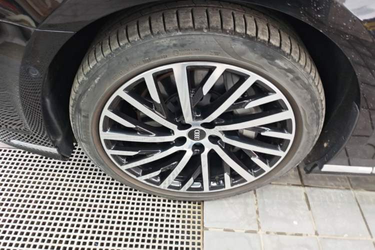 Used Audi A8 2024 A8L 55 TFSI quattro Flagship Model Left Front Wheel Hub