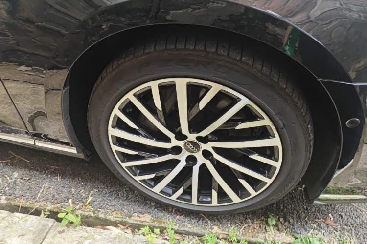 Used Audi A8 2024 A8L 55 TFSI quattro Flagship Model Right Front Wheel Hub