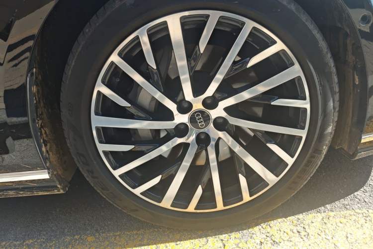 Used Audi A8 2024 A8L 55 TFSI quattro Flagship Model Right Front Wheel Hub