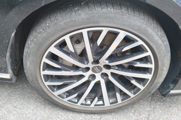 Used Audi A8 2024 A8L 55 TFSI quattro Flagship Model Right Front Wheel Hub