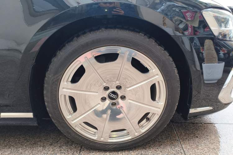 Used Audi A8 2024 A8L 45 TFSI quattro Luxury Model Right Front Wheel Hub
