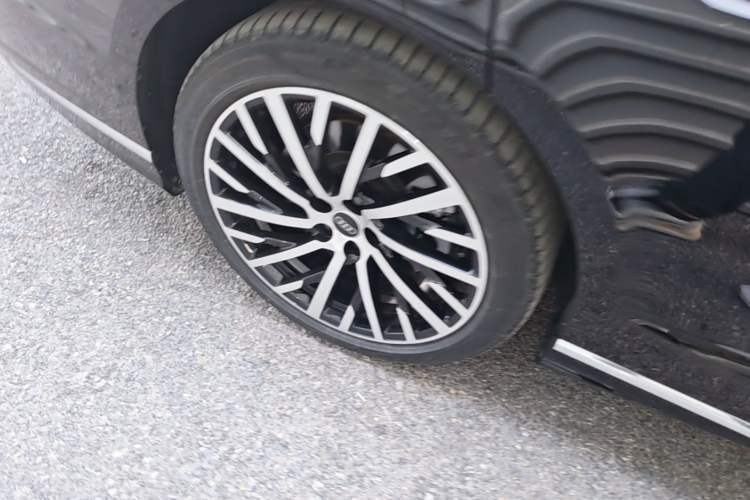 Used Audi A8 2024 A8L 55 TFSI quattro Flagship Model Right Rear Wheel Hub