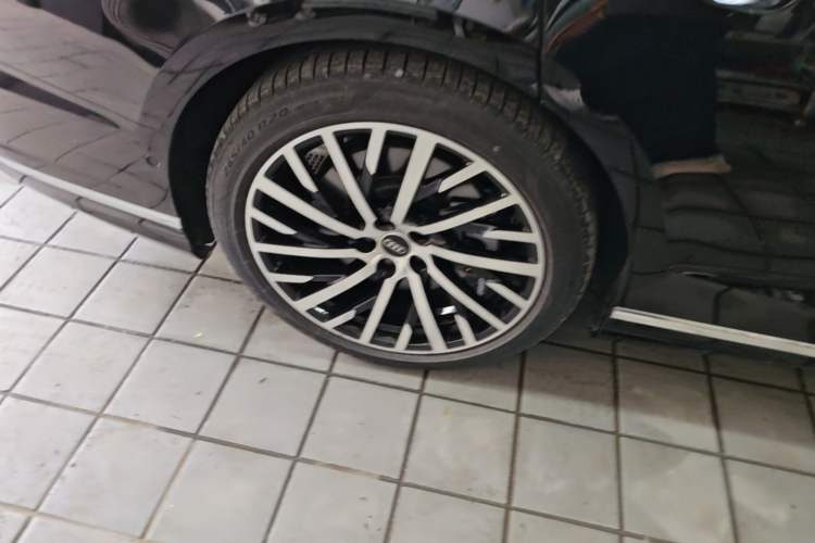 Used Audi A8 2024 A8L 55 TFSI quattro Flagship Model Right Rear Wheel Hub