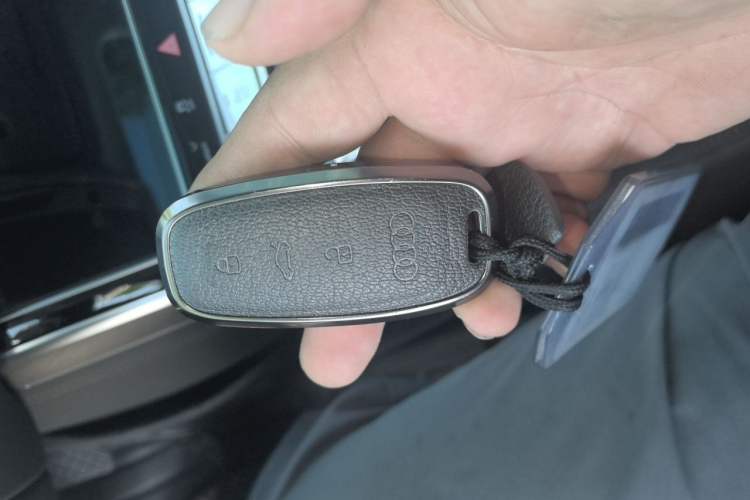 Used Audi A8  Vehicle Key