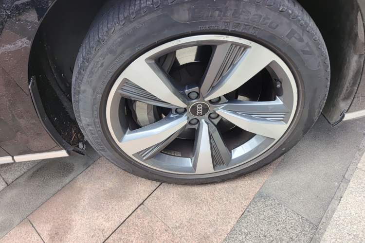 Used Audi A8 New Energy 2021 A8L 60 TFSIe quattro Right Front Wheel Hub