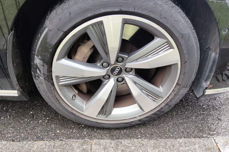 Used Audi A8 New Energy 2021 A8L 60 TFSIe quattro Right Front Wheel Hub