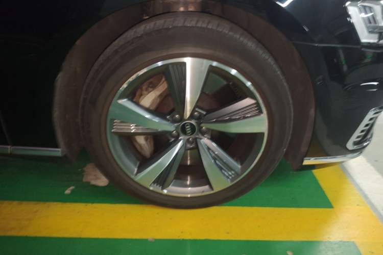 Used Audi A8 New Energy 2021 A8L 60 TFSIe quattro Right Front Wheel Hub
