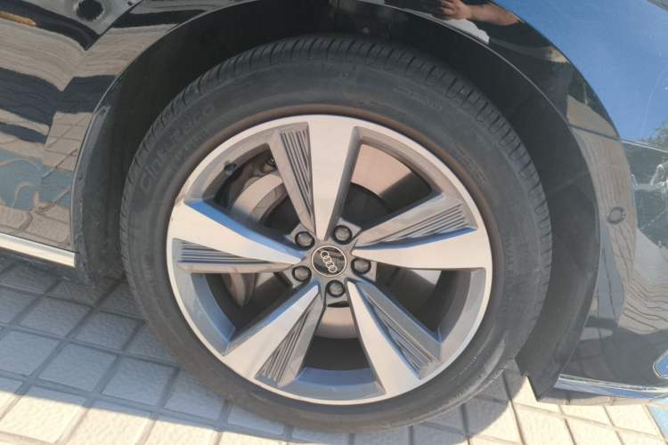 Used Audi A8 New Energy 2021 A8L 60 TFSIe quattro Right Front Wheel Hub