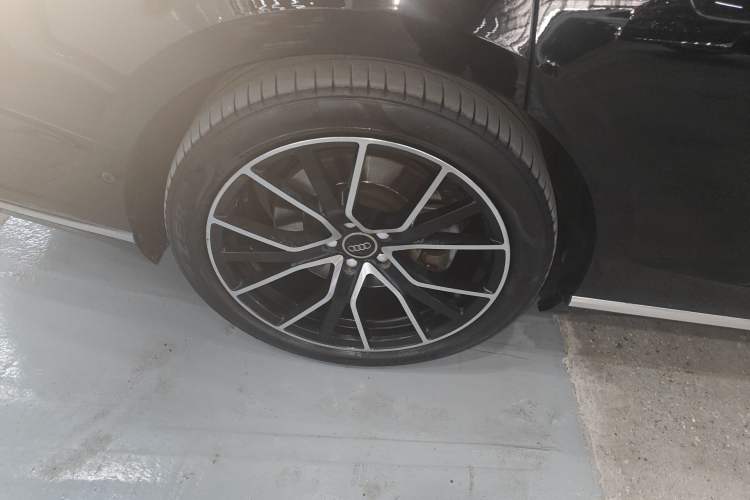 Used Audi A8 New Energy 2021 A8L 60 TFSIe quattro Right Rear Wheel Hub