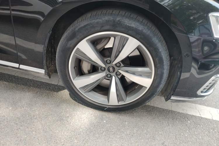 Used Audi A8 New Energy 2022 A8L 60 TFSIe quattro Collection Edition Right Front Wheel Hub